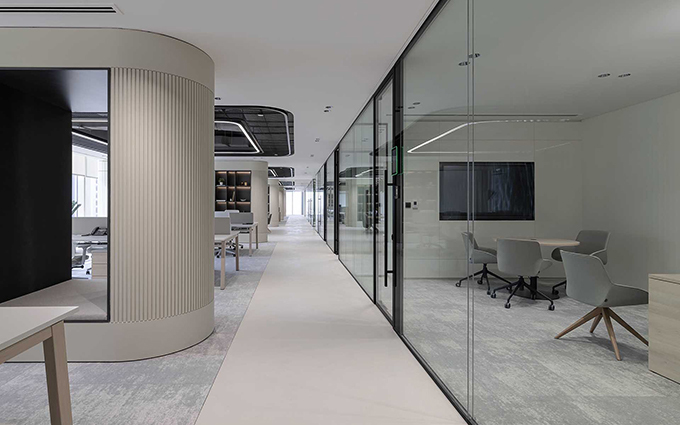 Aktueller Firmenfall über Projekt zur Anpassung von Büropartitionen in den Vereinigten Arabischen Emiraten