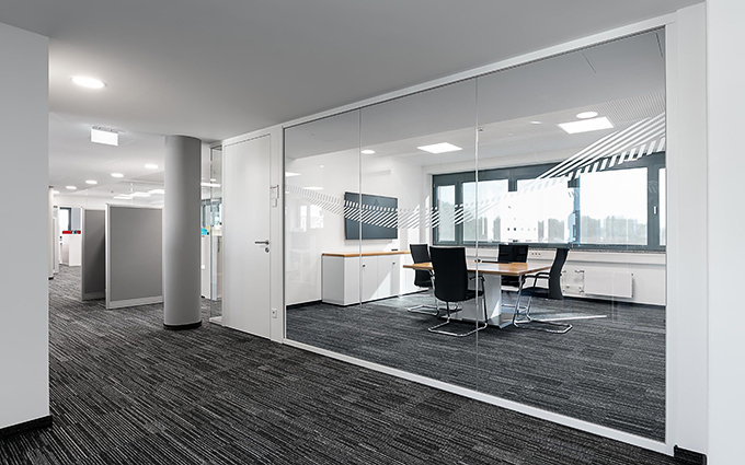 Aktueller Firmenfall über Siemens Geschäftsgebäude SlimFrame Glas Trennwand Projekt